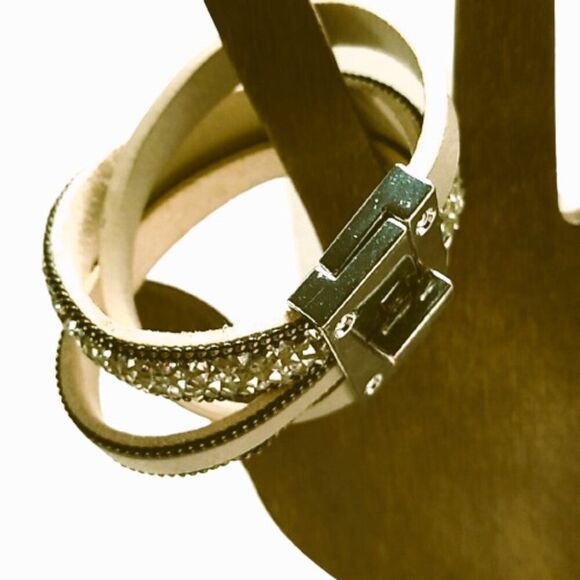 Triple-Wrap Bracelet Cream-Colored Leather with Sparkly Embellishments - Picture 8 of 9
